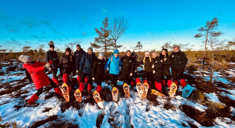 Meeskond talvisel räätsamatkal