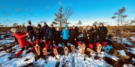 Meeskond talvisel räätsamatkal