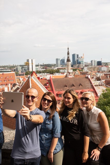 sõbrad seiklemas tallinna vanalinnas mängimas nutimängu