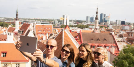 sõbrad tallinna vanalinnas vaateplatvormil 360fun nutimängu mängimas