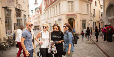 sõbrad tallinna vanalinnas 360fun nutimängu mängimas