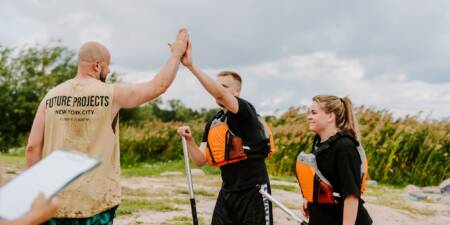 õnnelik meeskond pärast kanuumatka