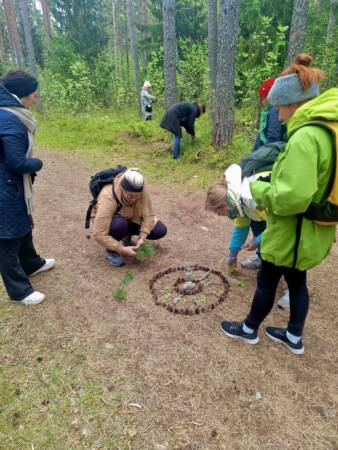 Meeskonnatöö matk paralepa metsarajal