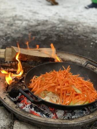 Toitlustus metsas lõkkel grillimine