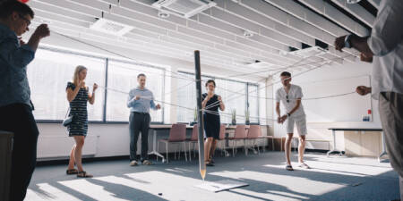 meeskond mängimas sisemängu kontoris