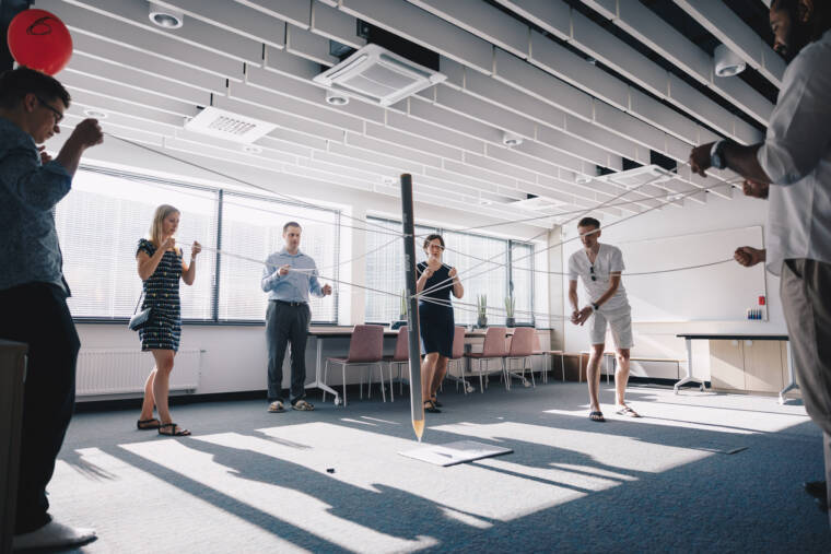 meeskond mängimas sisemängu kontoris