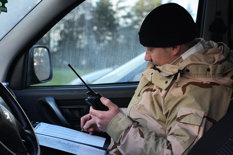 Kapo kuulab mängu staabis tiimide juhendamisel