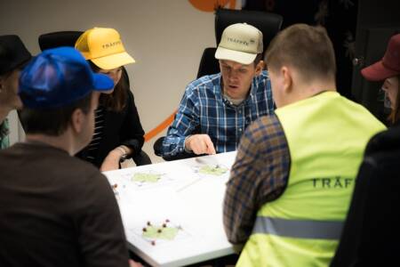 Meeskonnamäng siseruumides ettevõtte gruppidele