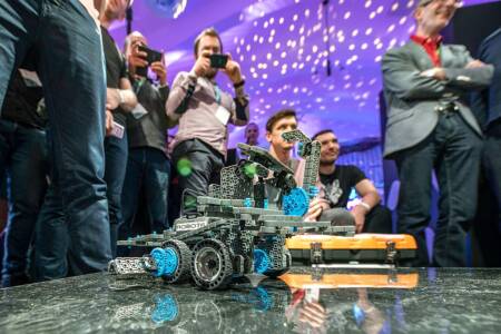 Robotivõistlus Robot Wars meeskonnatööna