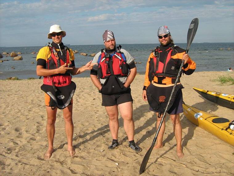 Eric (näitab näpuga), Toomas (seelik üles tõstetud ja käed peidus), Arpo (hambad ristis)